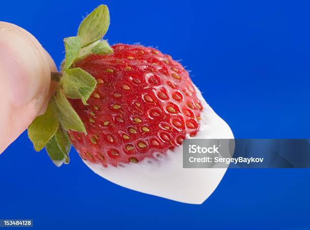 Strawberry Mit Sauerrahm In Den Fingern Stockfoto und mehr Bilder von Beere - Obst - Beere - Obst, Blau, Dessert