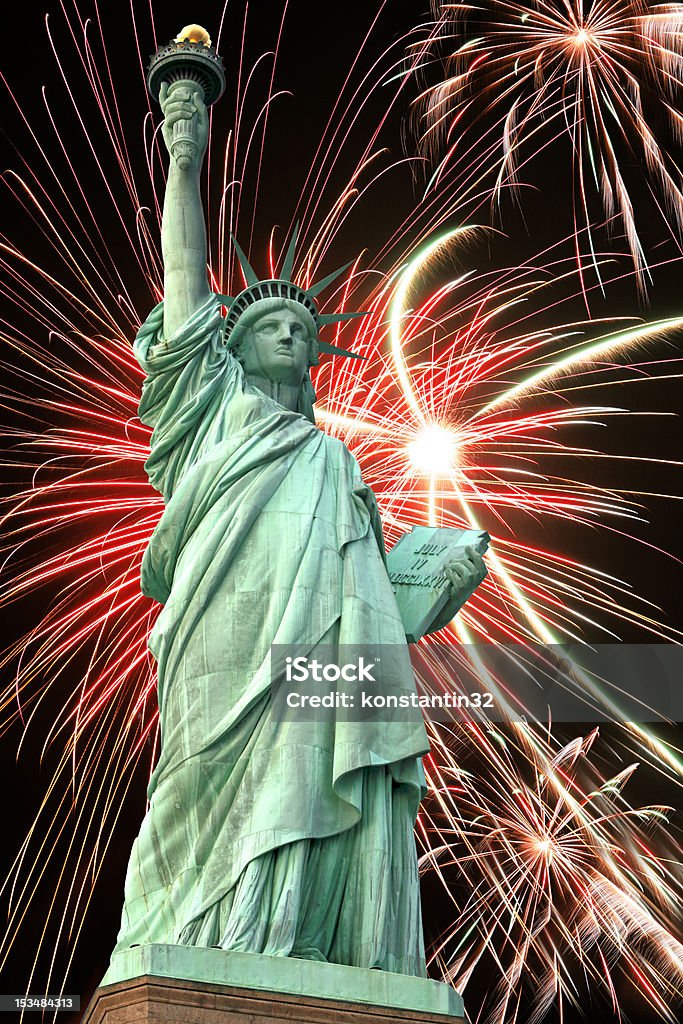 A Estátua da Liberdade e de fogos no céu negro - Foto de stock de Fogos de Artifício - Objeto manufaturado royalty-free
