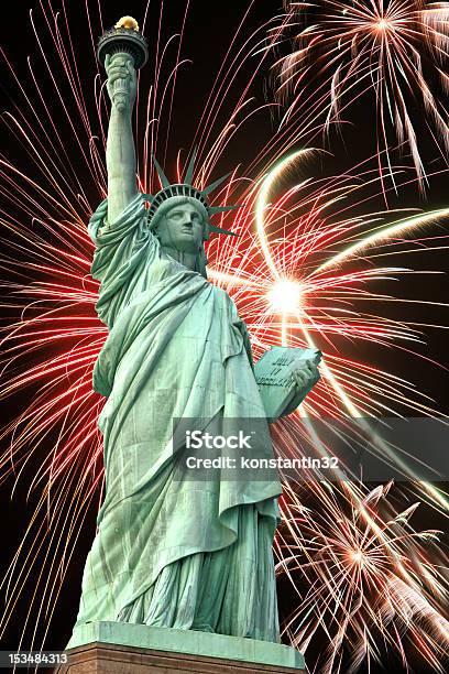 Foto de A Estátua Da Liberdade E De Fogos No Céu Negro e mais fotos de stock de Fogos de Artifício - Objeto manufaturado - Fogos de Artifício - Objeto manufaturado, Fogos de artifício - Evento de entretenimento, Estátua da Liberdade - New York City