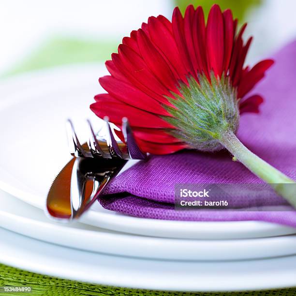 Coperto Con Rosso Gerbera - Fotografie stock e altre immagini di Close-up - Close-up, Coltello - Posate, Coperto