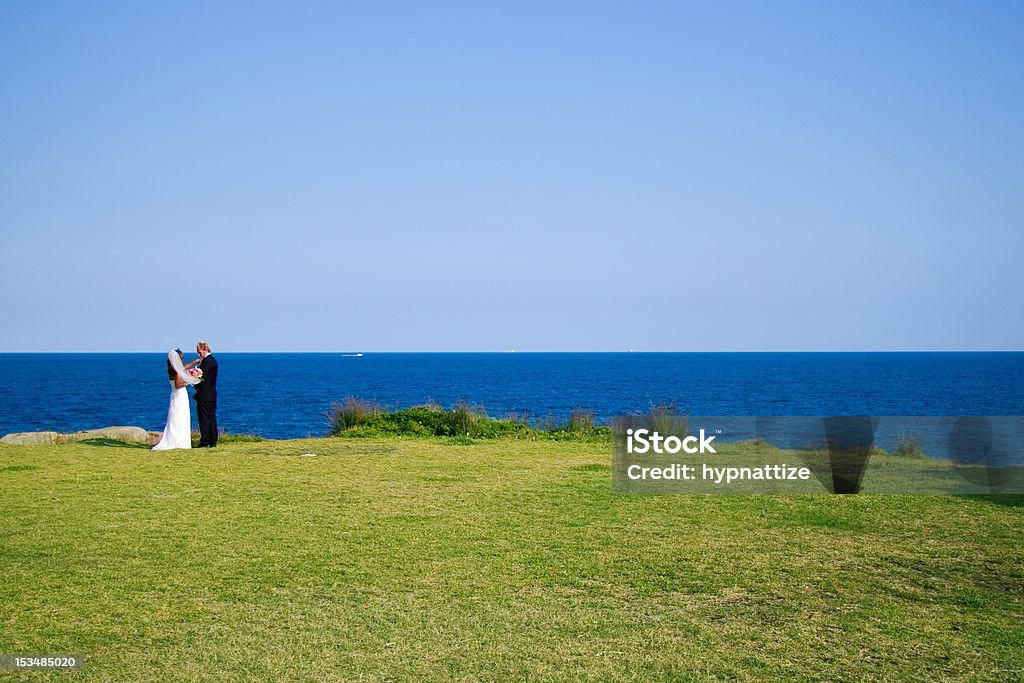 Noiva e noivo com o mar - Foto de stock de Acordo royalty-free