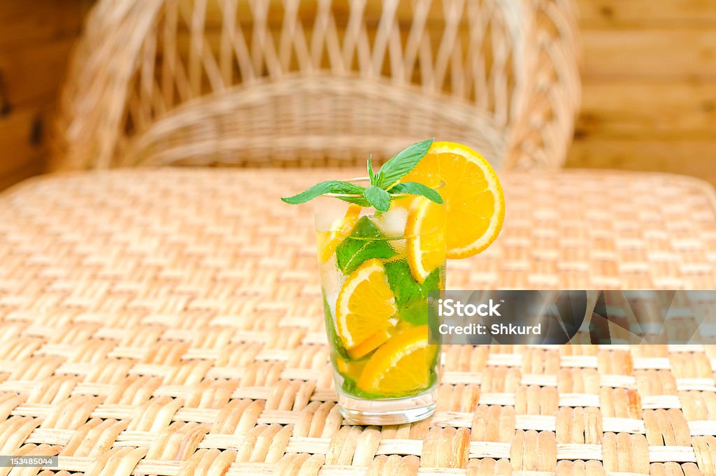 Glas Lemonade Stand auf dem Tisch - Lizenzfrei Blatt - Pflanzenbestandteile Stock-Foto