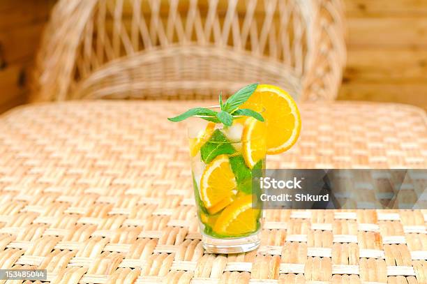 Glas Lemonade Stand Auf Dem Tisch Stockfoto und mehr Bilder von Blatt - Pflanzenbestandteile - Blatt - Pflanzenbestandteile, Eingießen, Eis