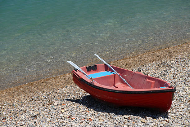 Vermelho barco a remos no beach - fotografia de stock