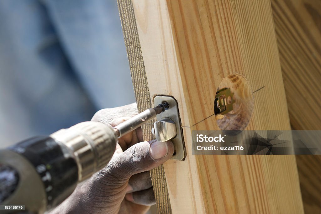 Conexión de un generador de latón de bisagra de puerta - Foto de stock de Puerta - Entrada libre de derechos