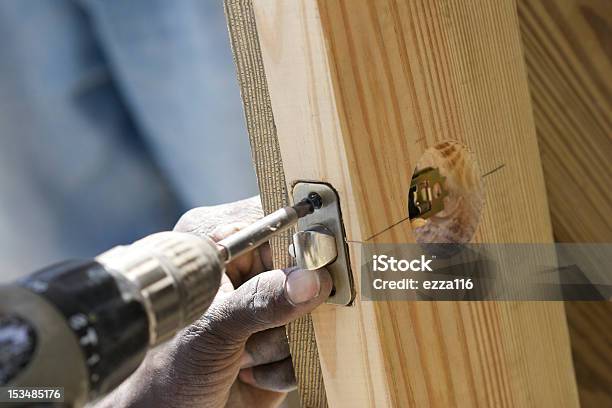 Conexión De Un Generador De Latón De Bisagra De Puerta Foto de stock y más banco de imágenes de Puerta - Entrada