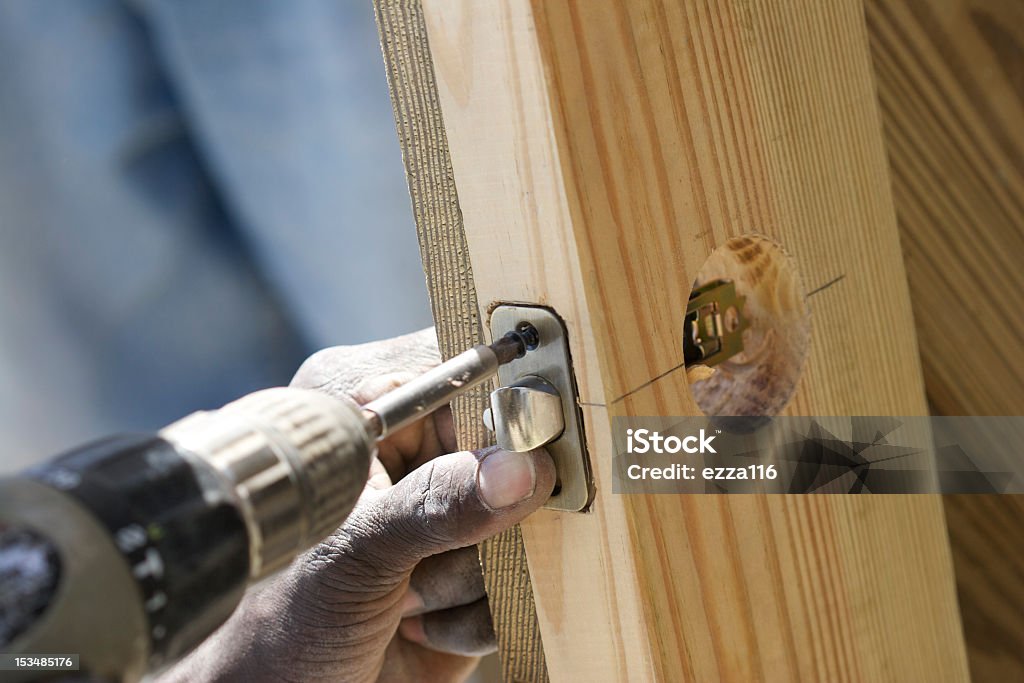 Construtor adaptar um sopro de dobradiça de porta - Royalty-free Porta Foto de stock