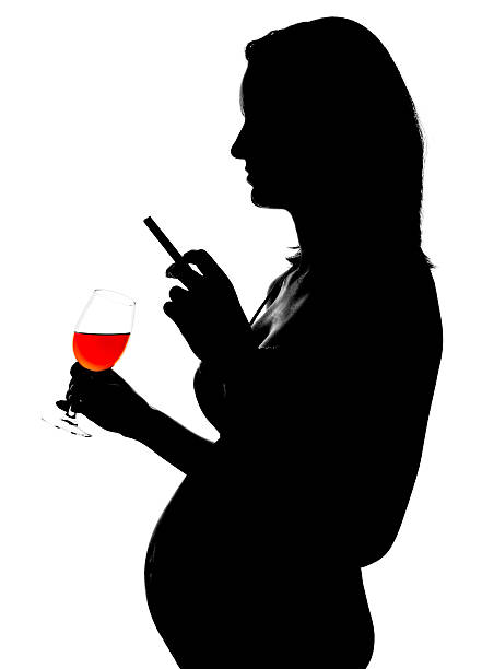 silhouette di negligenza incinta - abdomen addiction adult alcohol foto e immagini stock