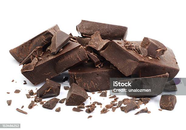 Pedaços De Chocolate Empilhados No Fundo Branco - Fotografias de stock e mais imagens de Chocolate - Chocolate, Amontoar, Pilha - Arranjo