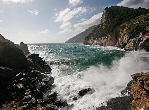 Rozpryski na skalistym wybrzeżu Morza – zdjęcie
