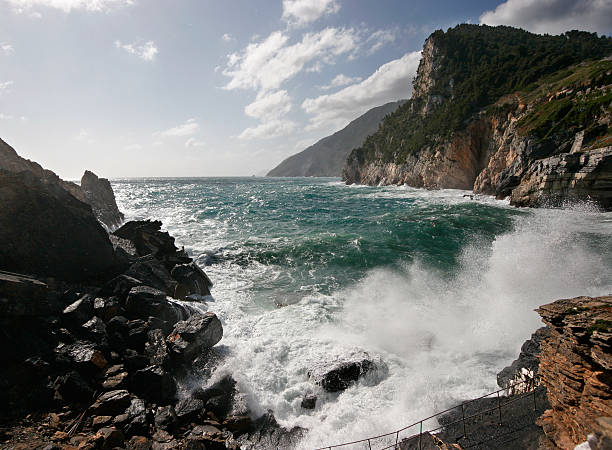 Ondas do mar na costa de rocky - fotografia de stock