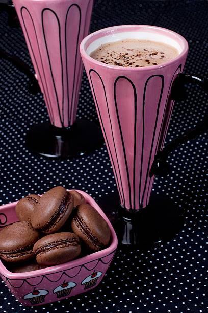 ピンクのカップのホットチョコレート、マカロン ストックフォト