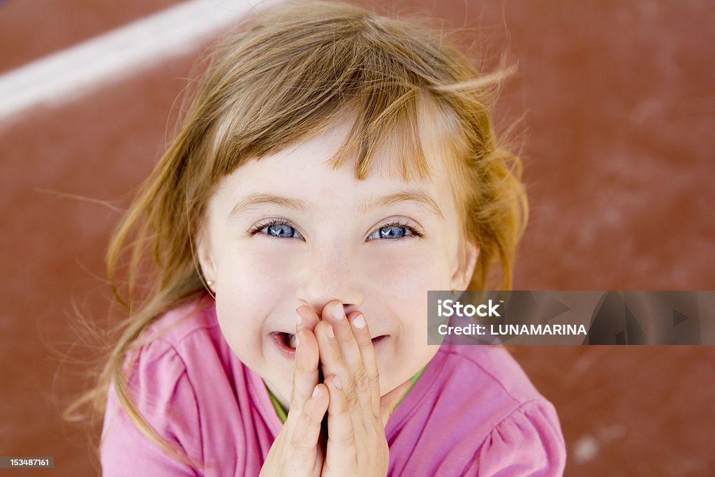 Blondes glückliches lächelnd Mädchen aufgeregt Lachen - Lizenzfrei Kind Stock-Foto