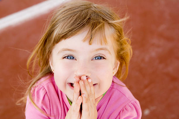 rubia feliz sonriente niña une reír - little girls small blond hair child fotografías e imágenes de stock