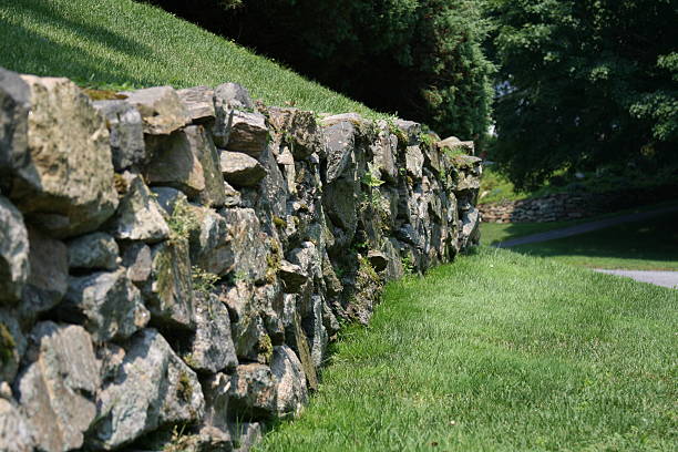 mur de retenue des eaux - landscaped retaining wall wall stone photos et images de collection