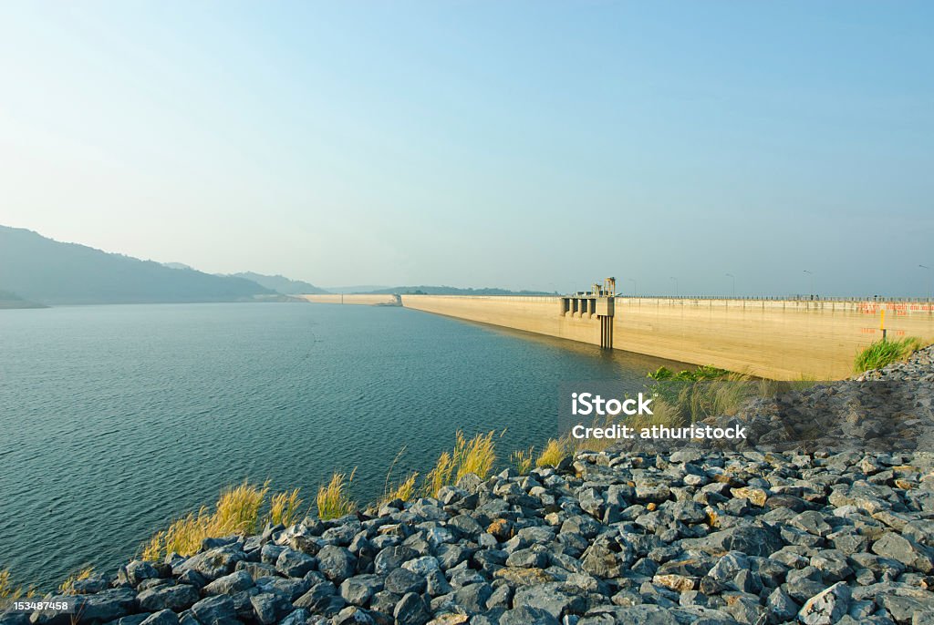 Amanecer en Khun Dan Prakarnchon Dam en Tailandia - Foto de stock de Aire libre libre de derechos