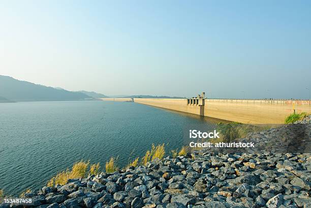 Nascer Do Sol Em Khun Dan Prakarnchon Dam Na Tailândia - Fotografias de stock e mais imagens de Amanhecer