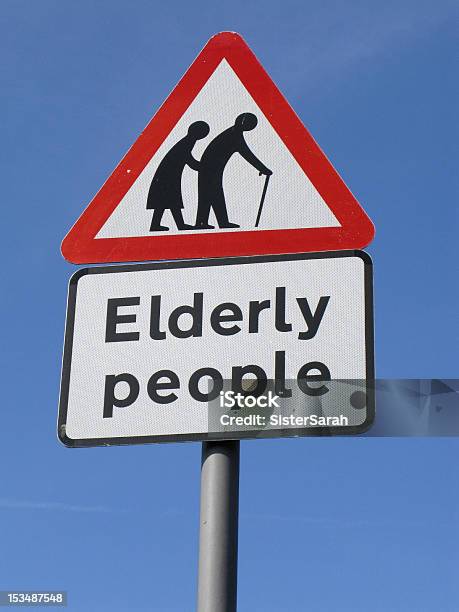 Starszych Ludzi Znak Drogowy - zdjęcia stockowe i więcej obrazów Proces starzenia się - Proces starzenia się, Znak, Znak przejścia dla osób starszych