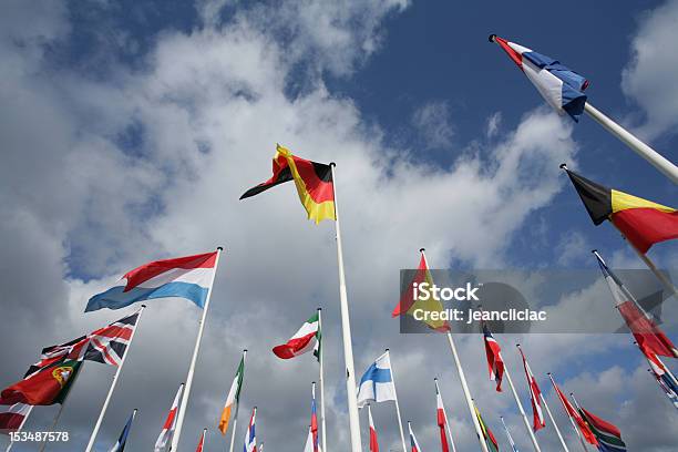 Flags - zdjęcia stockowe i więcej obrazów Bez ludzi - Bez ludzi, Budynek federalny, Chmura