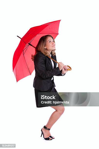 Photo libre de droit de Femme Daffaires Tenant Un Parapluie Rouge banque d'images et plus d'images libres de droit de Adulte - Adulte, Affaires, Affaires d'entreprise