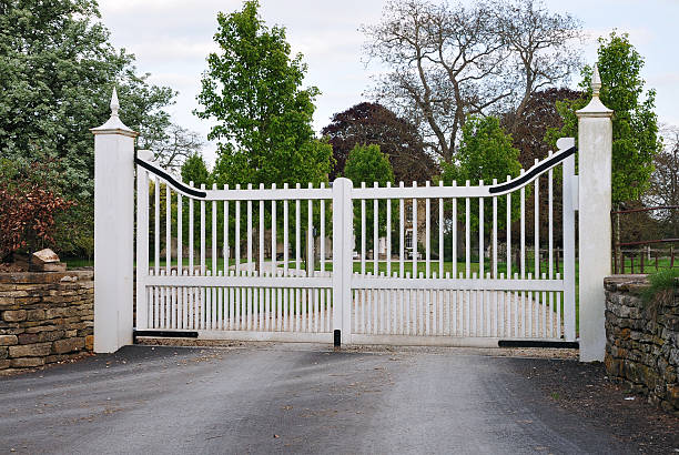 gates und einfahrt ein land mansion - boulevard mansion road grounds stock-fotos und bilder