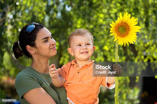 Foto de Mãe E Bebê No Verão e mais fotos de stock de 18 a 23 meses - 18 a 23 meses, 25-30 Anos, Adulto