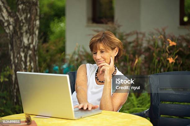 年配の女性ノートパソコン - 1人のストックフォトや画像を多数ご用意 - 1人, 60-64歳, 60代