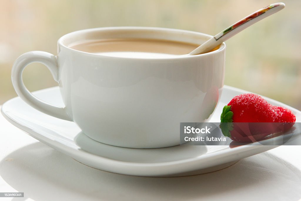 Tazza di caffè con latte e di marzapane - Foto stock royalty-free di Alla moda