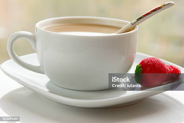 Tazza Di Caffè Con Latte E Di Marzapane - Fotografie stock e altre immagini di Alla moda - Alla moda, Assaggiare, Bevanda spumosa