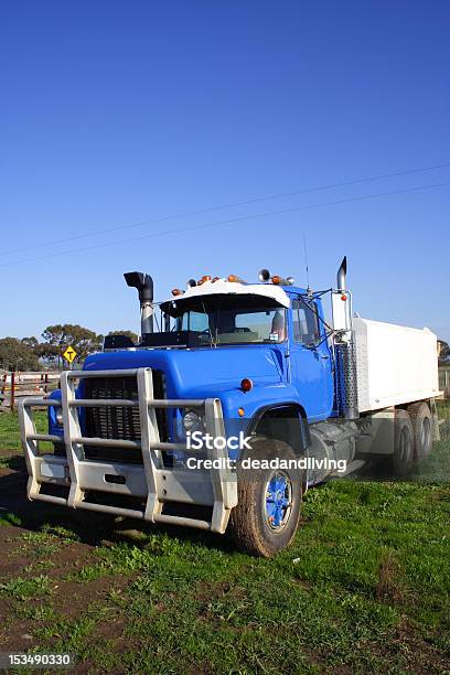 Photo libre de droit de Petit Camion banque d'images et plus d'images libres de droit de Bleu - Bleu, Camion-benne, Charger - Activité