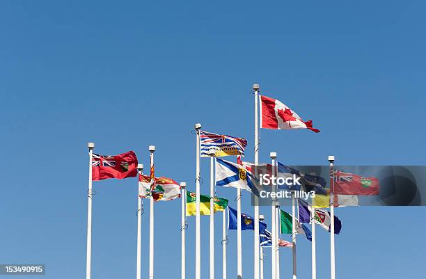 Bandeiras Hasteadas A Balançar Ao Vento - Fotografias de stock e mais imagens de Canadá - Canadá, Bandeira, Cultura Canadiana