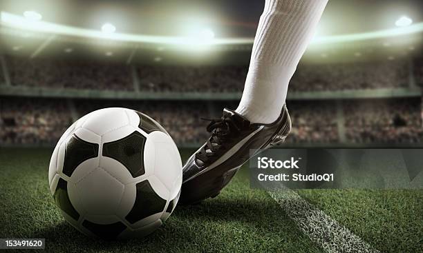 Nahaufnahme Der Füße In Der Nähe Der Soccer Ball Stockfoto und mehr Bilder von Fußballspieler - Fußballspieler, Fußball, Fußballschuh