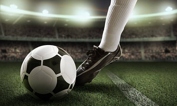 close-up do pé perto de bola de futebol - chuteira de futebol - fotografias e filmes do acervo