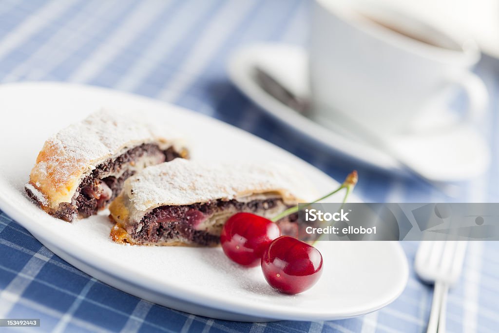 Seme di papavero strudel con ciliegia. - Foto stock royalty-free di Ciliegia