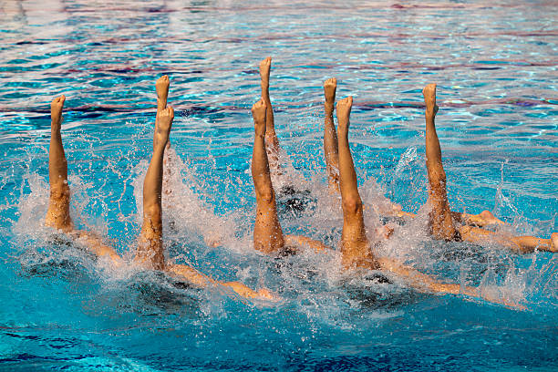 natação sincronizada - synchronized swimming swimming sport symmetry imagens e fotografias de stock