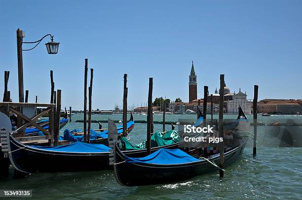 Gondole Sulla Laguna Di Venezia Italia - Fotografie stock e altre immagini di Acqua - Acqua, Ambientazione esterna, Attraccato