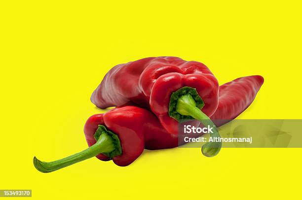 Rote Süßer Paprika Langen Gelben Paprikaschotenbg Stockfoto und mehr Bilder von Clipping Path - Clipping Path, Farbiger Hintergrund, Fotografie