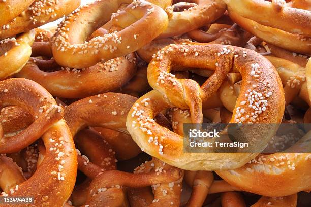 Pretzel Foto de stock y más banco de imágenes de Al horno - Al horno, Alimento, Culturas