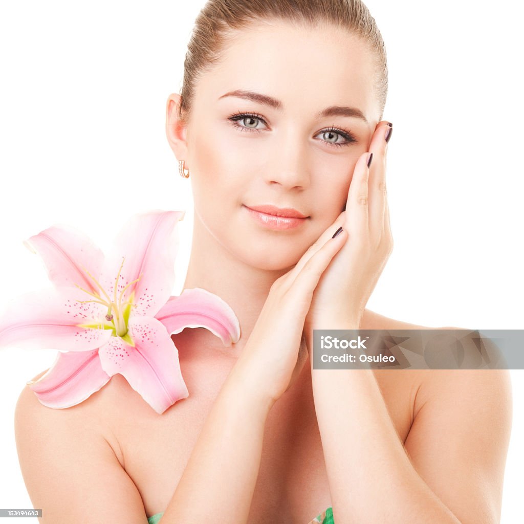 Симпатичная женщина с цветком - Стоковые фото Ароматерапия роялти-фри