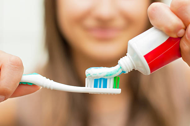 szczoteczka do zębów z pasty do zębów - healthy lifestyle toothbrush caucasian one person zdjęcia i obrazy z banku zdjęć