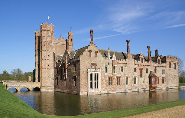 oxburgh hall - fosso foto e immagini stock