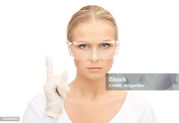 Frau In Schützende Brille Und Handschuhe Stockfoto und mehr Bilder von Attraktive Frau - Attraktive Frau, Bildkomposition und Technik, Brille