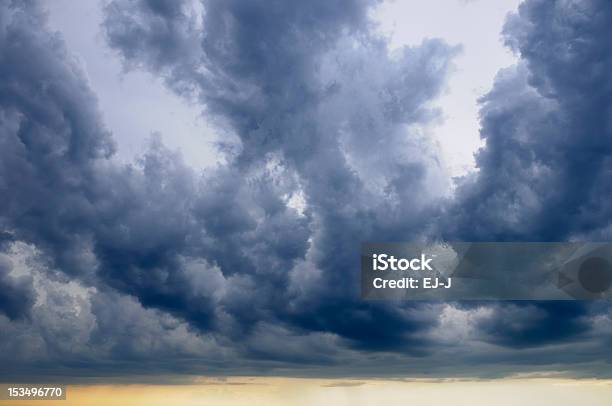 Dramatyczne Chmury - zdjęcia stockowe i więcej obrazów Bez ludzi - Bez ludzi, Burza, Burza z piorunami