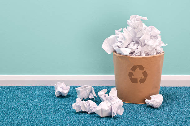 recykling odpadów papieru, koszem na piętrze biura - paper crumpled wastepaper basket garbage zdjęcia i obrazy z banku zdjęć