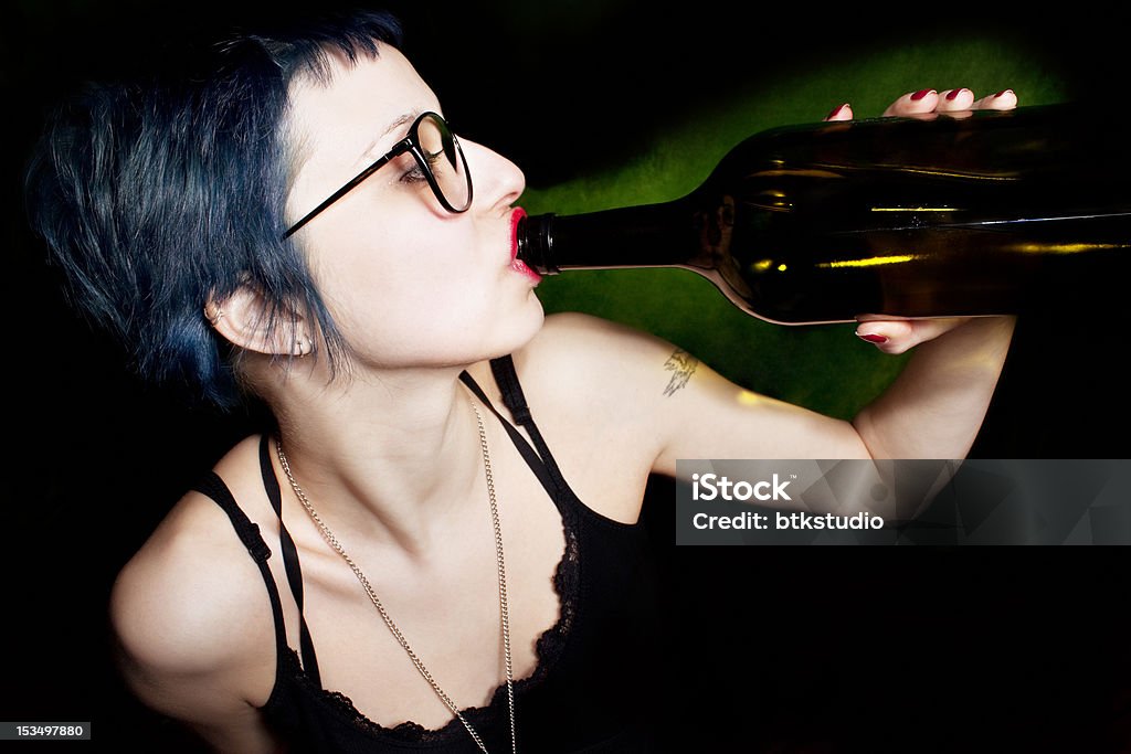 Femme d'une bouteille d'alcool - Photo de Adulte libre de droits