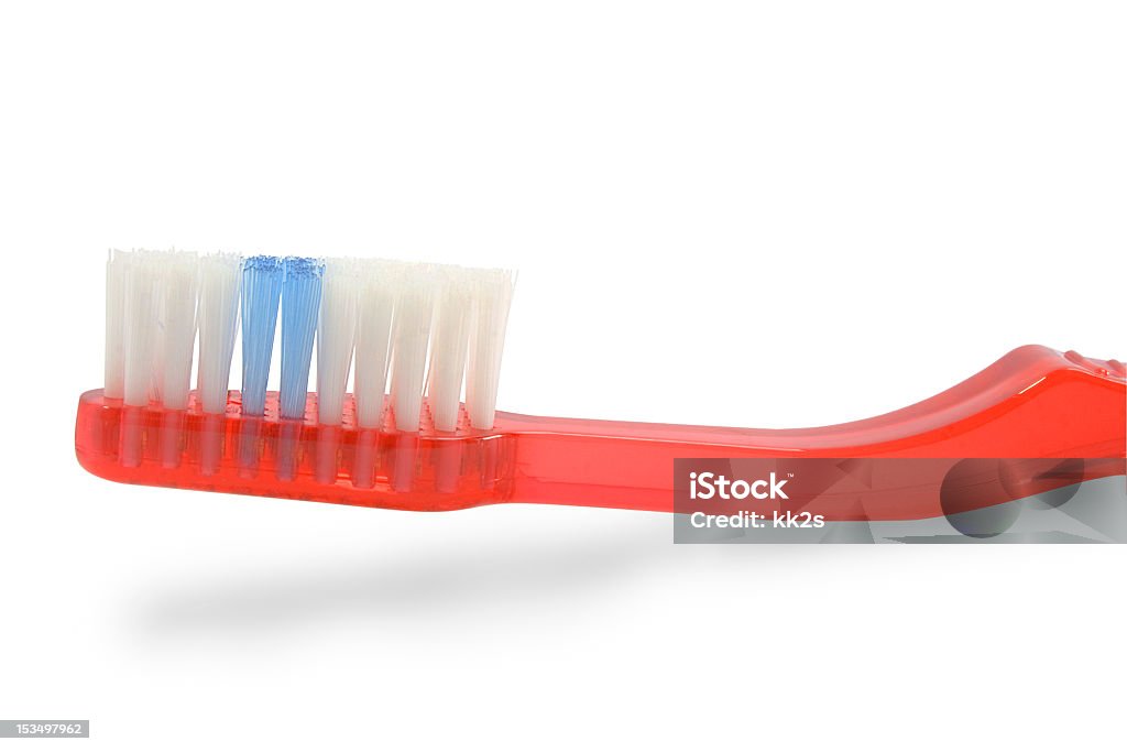 Rosso Spazzolino da denti isolato su sfondo bianco - Foto stock royalty-free di Apparecchiatura odontoiatrica