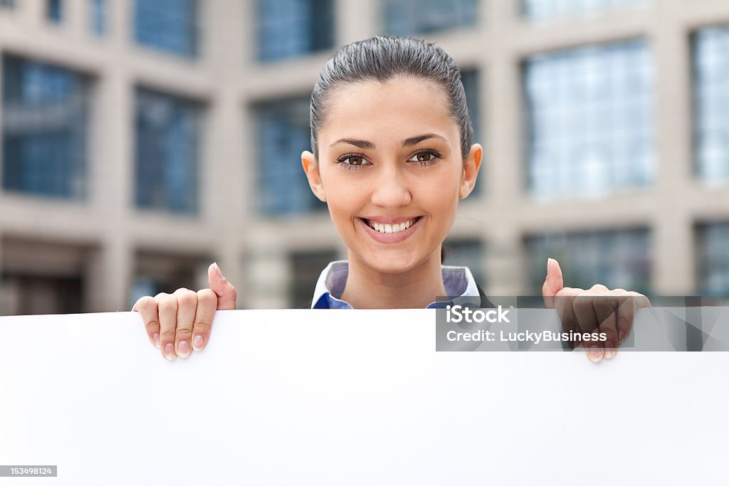 Empresária sorridente com banner - Foto de stock de 20 Anos royalty-free