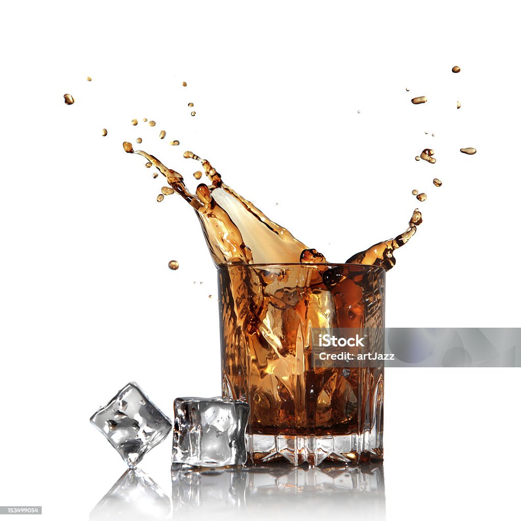Stylowa w szkło cola z kostkami lodu na białym tle - Zbiór zdjęć royalty-free (Cola)