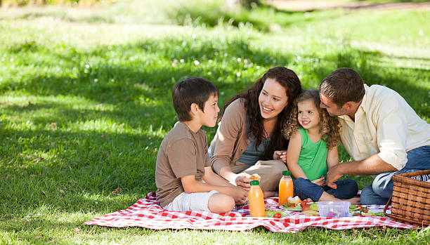 famiglia fare pic-nic tra - picnic foto e immagini stock