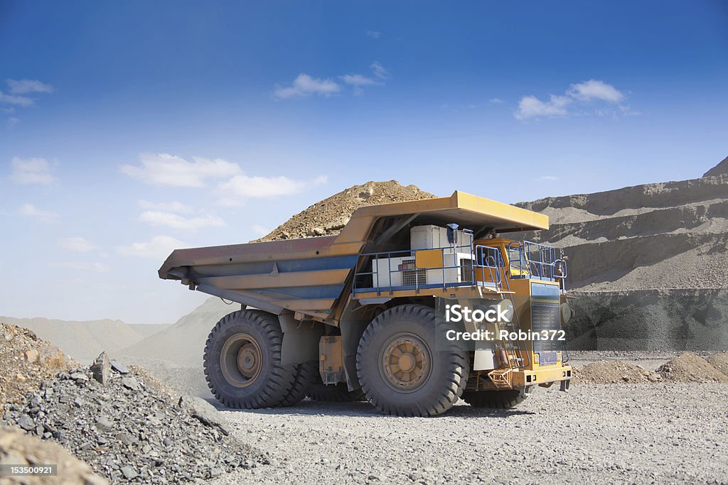 Pesado mineração Camião Basculante condução ao longo da opencast - Royalty-free Exploração Mineira Foto de stock